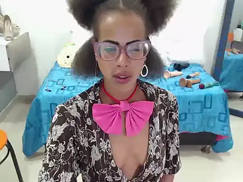 Snapshot of CanellaHotx chatting on March 18, 11:20 pm CanellaHotx online show from March 18, 11:20 pm