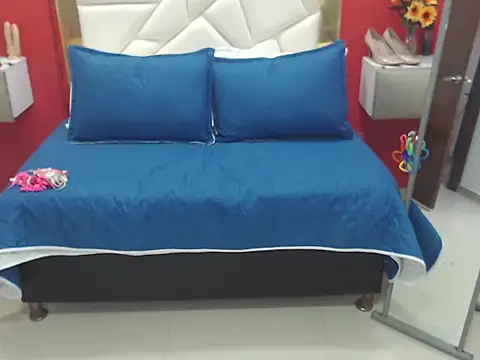 Snapshot of CanellaHotx chatting on September 8, 3:33 pm CanellaHotx online show from September 8, 3:33 pm