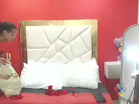 Snapshot of CanellaHotx chatting on October 2, 1:40 pm CanellaHotx online show from October 2, 1:40 pm