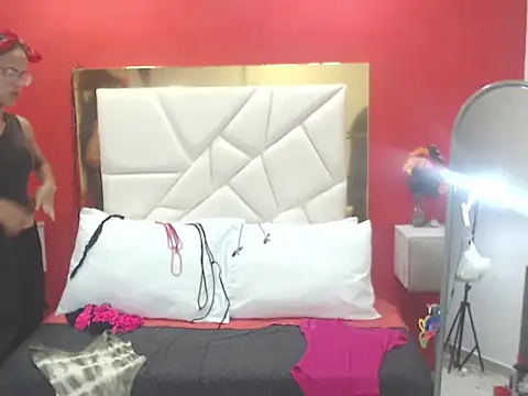 Snapshot of CanellaHotx chatting on October 14, 3:02 pm CanellaHotx online show from October 14, 3:02 pm