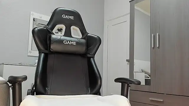 Snapshot of anisialuna_ chatting on February 4, 9:49 am anisialuna online show from February 4, 9:49 am