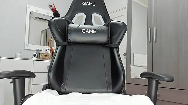 Snapshot of anisialuna_ chatting on February 5, 9:46 am anisialuna online show from February 5, 9:46 am