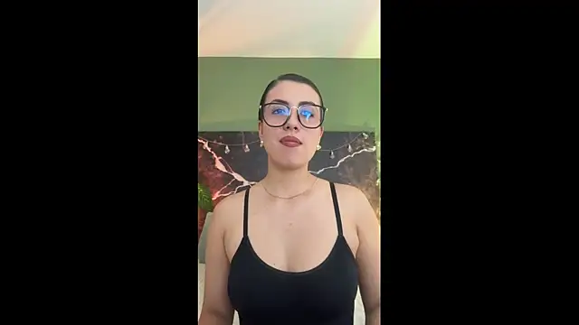 Snapshot of EmaSaenz chatting on August 5, 10:33 pm EmaSaenz online show from August 5, 10:33 pm
