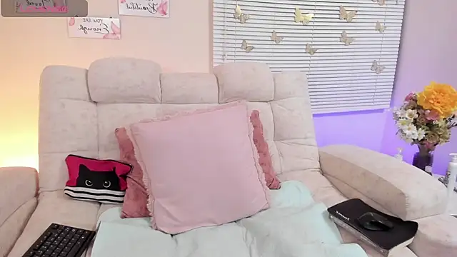 Snapshot of saracrowe chatting on March 14, 5:05 am saracrowe online show from March 14, 5:05 am