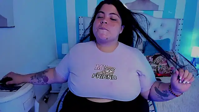Snapshot of sobigcurvy4u chatting on December 13, 4:49 pm sobigcurvy4u online show from December 13, 4:49 pm