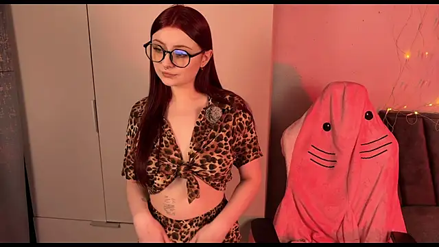 Snapshot of RozieRose chatting on October 26, 4:51 am RozieRose online show from October 26, 4:51 am