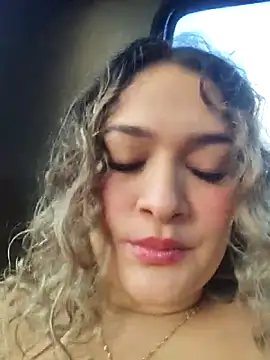 Snapshot of Sara_smiiith211 chatting on May 24, 10:37 pm Sara smiiith211 online show from May 24, 10:37 pm