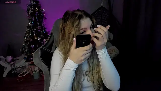 Snapshot of lily_williamss chatting on December 20, 12:08 am lily williamss online show from December 20, 12:08 am