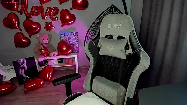 Snapshot of lily_williamss chatting on February 20, 3:01 am lily williamss online show from February 20, 3:01 am