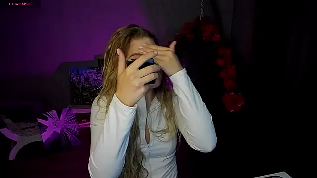 Snapshot of lily_williamss chatting on October 2, 1:01 am lily williamss online show from October 2, 1:01 am