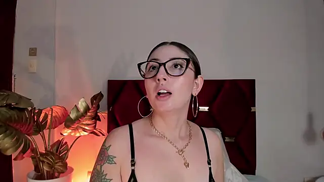 Emilywatsonn online show from January 13, 9:20 pm