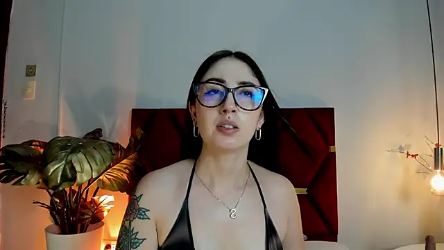 Emilywatsonn online show from April 9, 11:43 pm