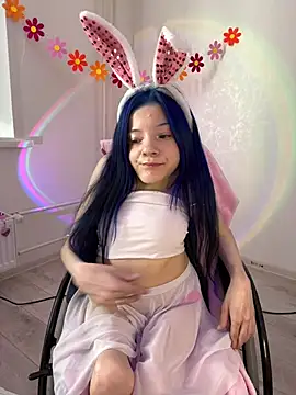 MiniSophiaa online show from March 31, 9:32 am