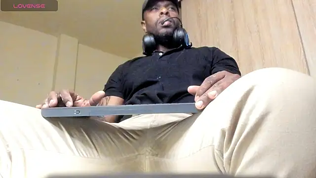 Snapshot of thomas_santtos1 chatting on August 3, 12:43 pm thomas santtos1 online show from August 3, 12:43 pm