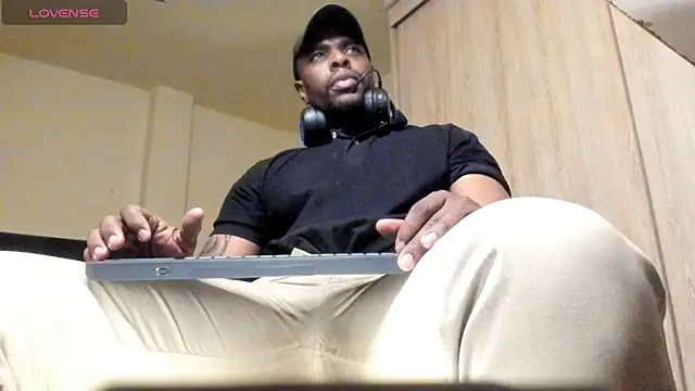 Snapshot of thomas_santtos1 chatting on August 6, 2:35 am thomas santtos1 online show from August 6, 2:35 am