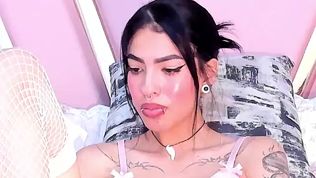 Snapshot of Eva_Benely chatting on January 21, 9:57 am Eva Benely online show from January 21, 9:57 am