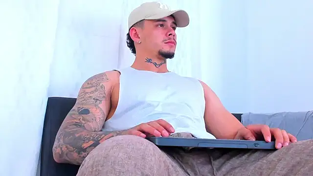 Snapshot of NoahhBrown chatting on October 24, 5:37 am NoahhBrown online show from October 24, 5:37 am