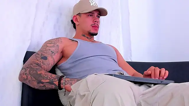 Snapshot of NoahhBrown chatting on November 24, 2:00 am NoahhBrown online show from November 24, 2:00 am