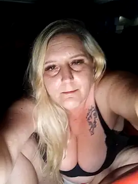 BecciDeluxe online show from April 22, 7:04 pm