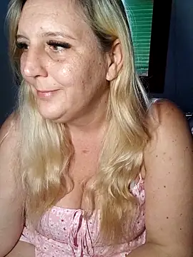 Snapshot of BecciDeluxe chatting on May 4, 9:27 am BecciDeluxe online show from May 4, 9:27 am