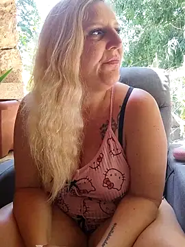 Snapshot of BecciDeluxe chatting on May 31, 11:17 am BecciDeluxe online show from May 31, 11:17 am