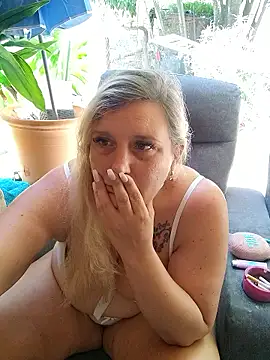 Snapshot of BecciDeluxe chatting on June 13, 10:13 am BecciDeluxe online show from June 13, 10:13 am