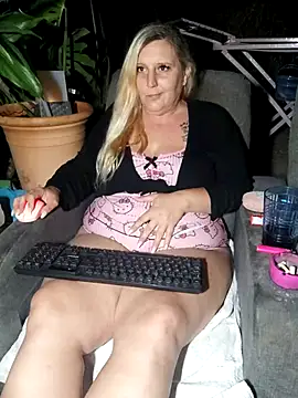 Snapshot of BecciDeluxe chatting on June 13, 10:18 pm BecciDeluxe online show from June 13, 10:18 pm