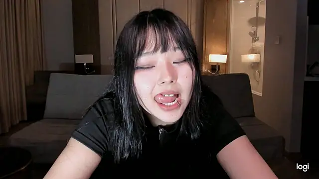 Snapshot of hee_young11 chatting on March 13, 12:35 pm hee young11 online show from March 13, 12:35 pm