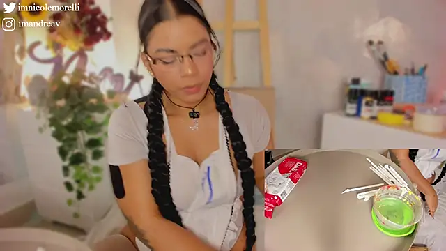 Snapshot of Nicolemorelli2 chatting on September 20, 1:56 pm Nicolemorelli2 online show from September 20, 1:56 pm