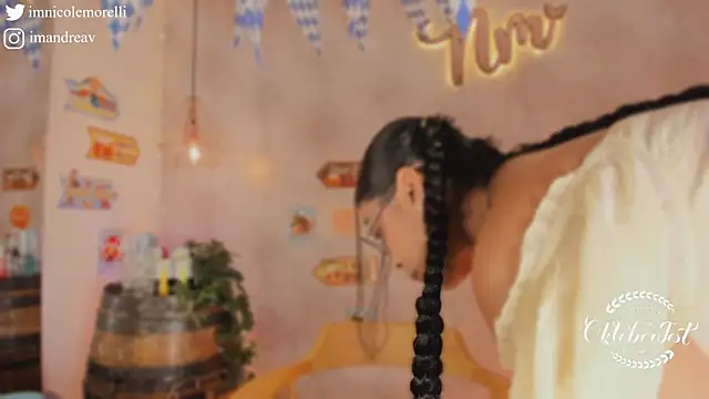 Snapshot of Nicolemorelli2 chatting on October 4, 12:25 pm Nicolemorelli2 online show from October 4, 12:25 pm