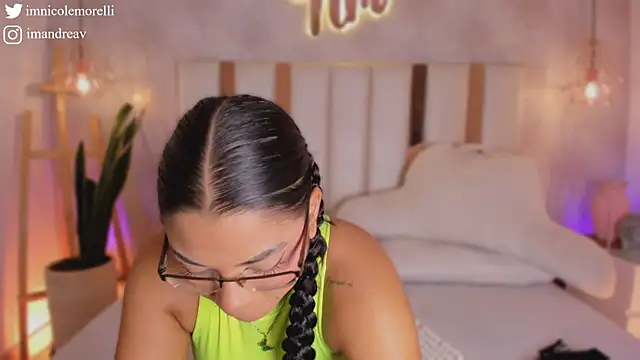 Snapshot of Nicolemorelli2 chatting on November 27, 12:18 pm Nicolemorelli2 online show from November 27, 12:18 pm