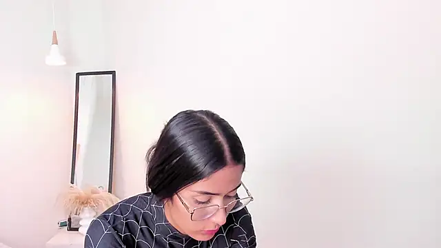 Snapshot of your_khloe chatting on June 9, 1:45 pm your khloe online show from June 9, 1:45 pm
