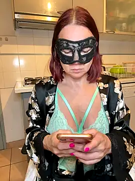 Snapshot of la_petite_prunette69 chatting on November 5, 5:18 am la petite prunette69 online show from November 5, 5:18 am