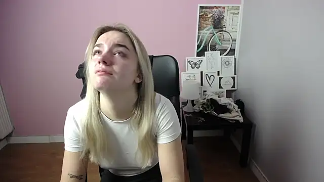 Snapshot of viktoria_lovely chatting on December 3, 7:10 am viktoria lovely online show from December 3, 7:10 am