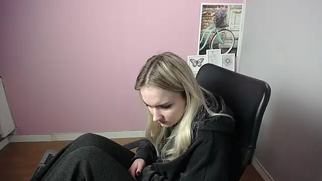 Snapshot of viktoria_lovely chatting on December 27, 9:50 am viktoria lovely online show from December 27, 9:50 am