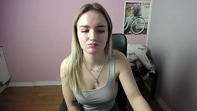 Snapshot of viktoria_lovely chatting on February 14, 7:17 am viktoria lovely online show from February 14, 7:17 am