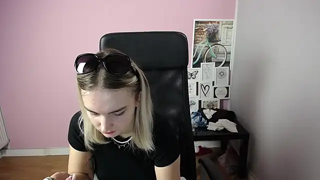 Snapshot of viktoria_lovely chatting on September 20, 9:21 am viktoria lovely online show from September 20, 9:21 am