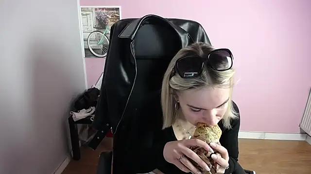 viktoria lovely online show from April 28, 5:23 am