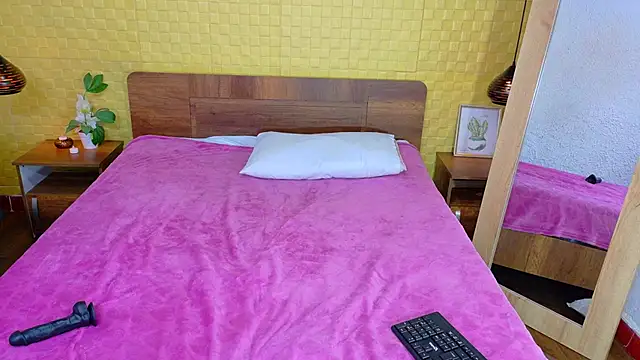 Snapshot of Mrs_booty chatting on February 13, 5:44 pm Mrs booty online show from February 13, 5:44 pm