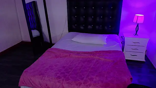 Snapshot of Mrs_booty chatting on February 18, 8:14 pm Mrs booty online show from February 18, 8:14 pm