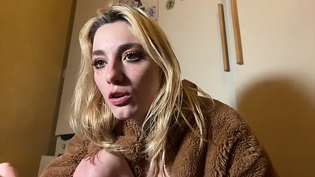 Snapshot of Monicbabe chatting on November 9, 2:43 am Monicbabe online show from November 9, 2:43 am