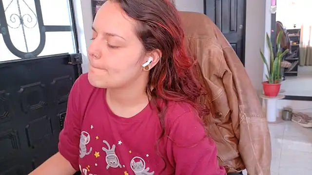Snapshot of Scarletleon77 chatting on June 4, 3:40 pm Scarletleon77 online show from June 4, 3:40 pm