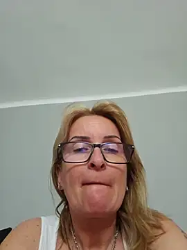 Snapshot of Steffi45 chatting on June 4, 8:20 am Steffi45 online show from June 4, 8:20 am