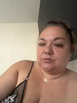Snapshot of MikyVesela chatting on June 9, 8:15 am MikyVesela online show from June 9, 8:15 am
