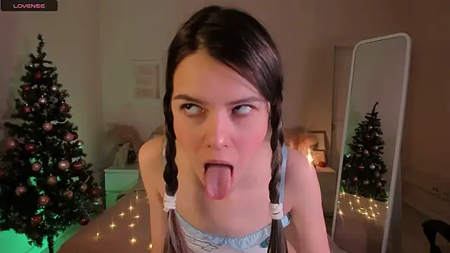 Snapshot of Lil_Amelie chatting on December 19, 6:45 am Lil Amelie online show from December 19, 6:45 am