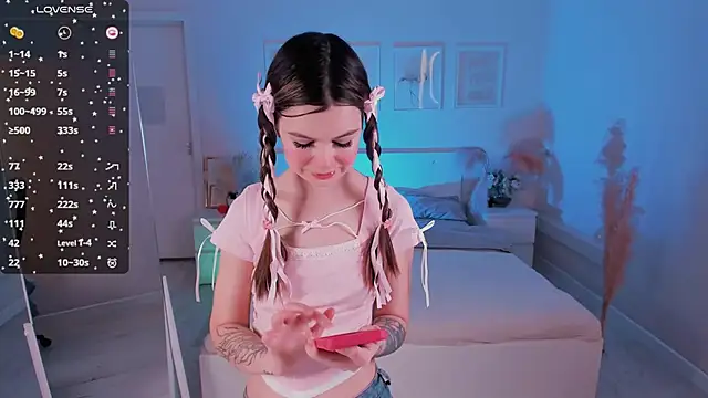 Snapshot of Lil_Amelie chatting on March 18, 7:08 am Lil Amelie online show from March 18, 7:08 am