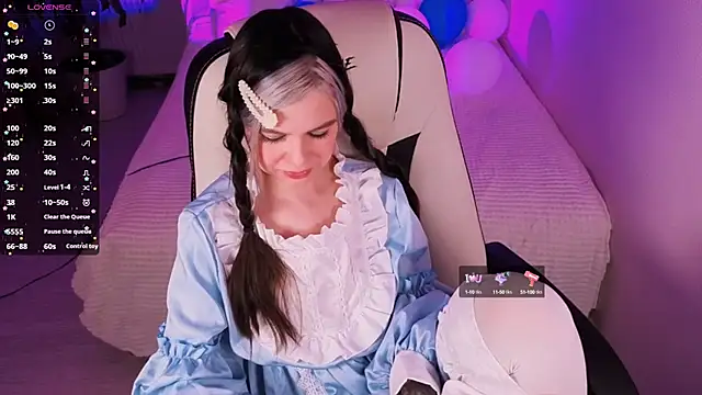 Snapshot of Lil_Amelie chatting on October 3, 10:01 am Lil Amelie online show from October 3, 10:01 am