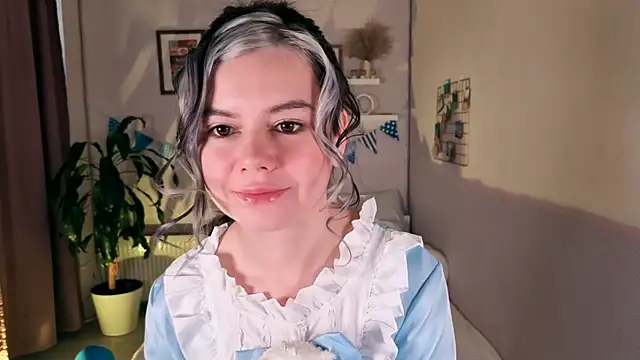 Snapshot of Lil_Amelie chatting on October 4, 8:01 am Lil Amelie online show from October 4, 8:01 am