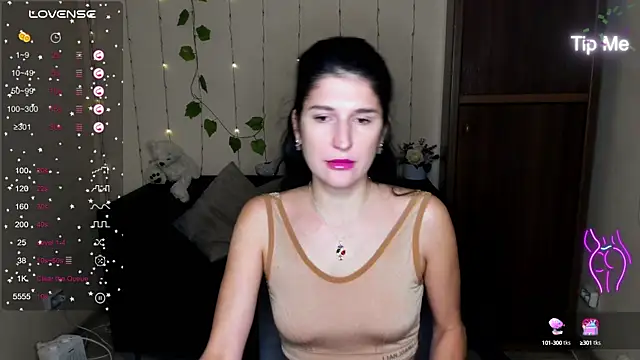 Snapshot of Alianna_Solo_Kisses chatting on January 28, 6:27 am Alianna Solo Kisses online show from January 28, 6:27 am