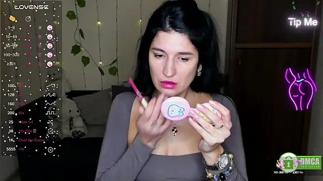 Snapshot of Alianna_Solo_Kisses chatting on February 5, 6:24 am Alianna Solo Kisses online show from February 5, 6:24 am